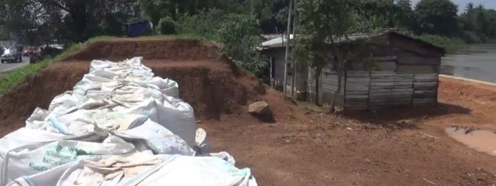 අනතුරකට අත වනන කැලණි ගං ඉවුර...