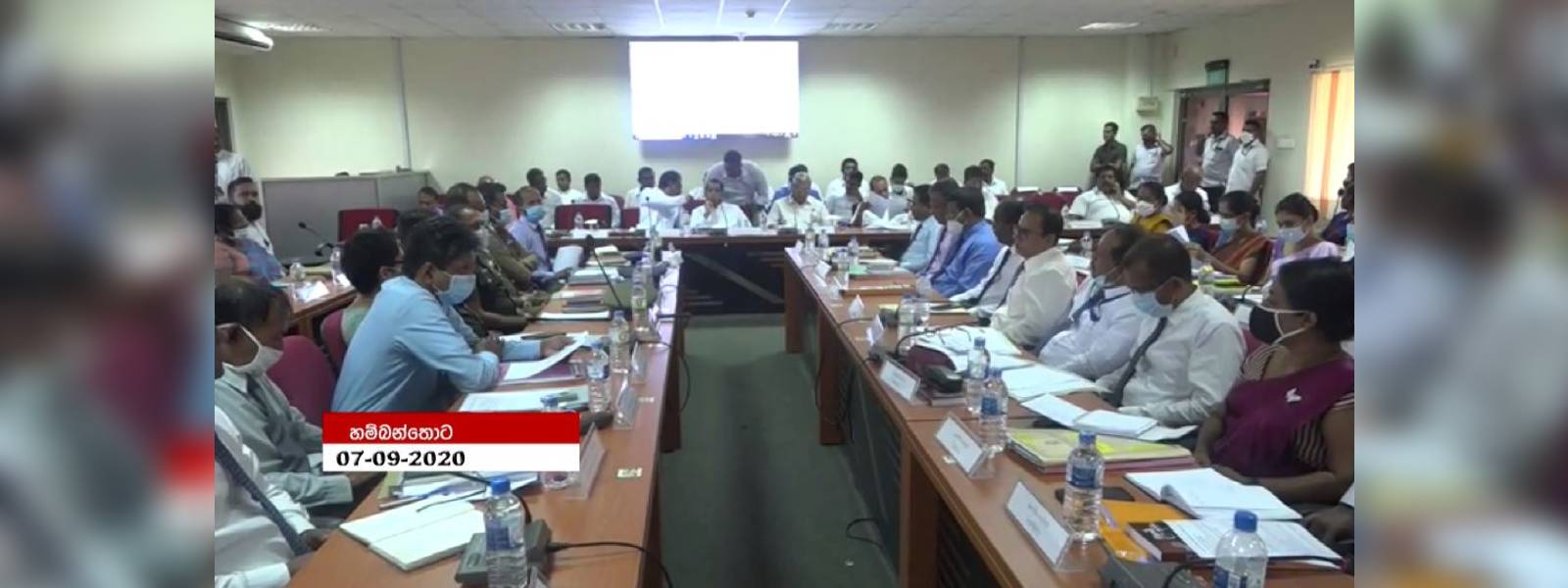 හම්බන්තොට රජයේ ඉඩම් අල්ලන පිරිසක්