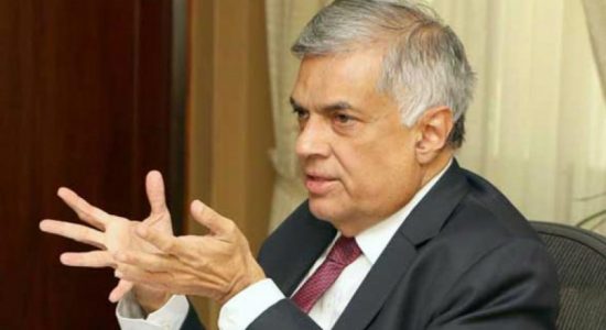 සාක්ෂි ලබාදුන් රනිල් ජනපති කොමිසමෙන් පිටවෙයි