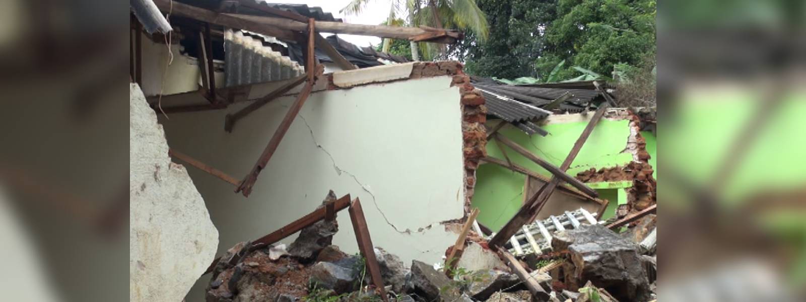 පියෙක් අසරණ කළ අසල්වැසියාගේ පැති බැම්ම 