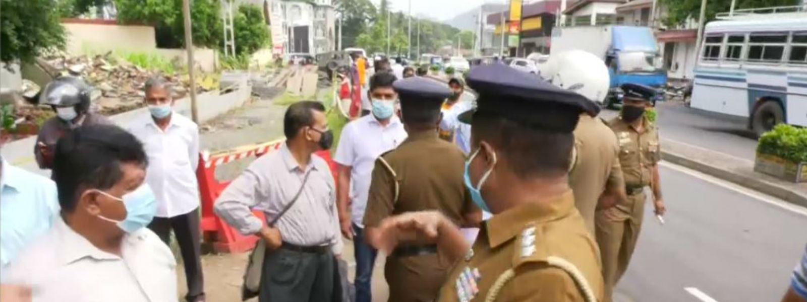 කුරුණෑගල පැරණි ගොඩනැගිල්ල ඉදිරිපිට උණුසුම් තත්ත්වය