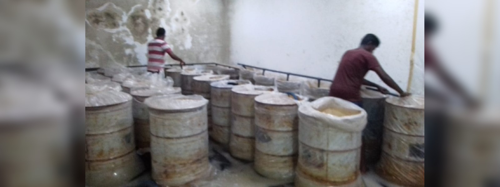 පානදුරේ තෙමහල් ගොඩනැගිල්ලක මත්පැන් නිෂ්පාදනාගාරයක්