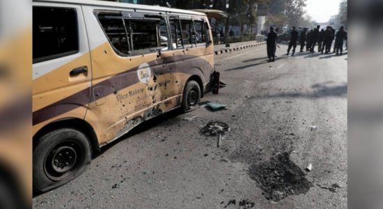 කාබුල් අගනුවර රොකට් ප්‍රහාරවලින් තිදෙනෙකු මරුට..