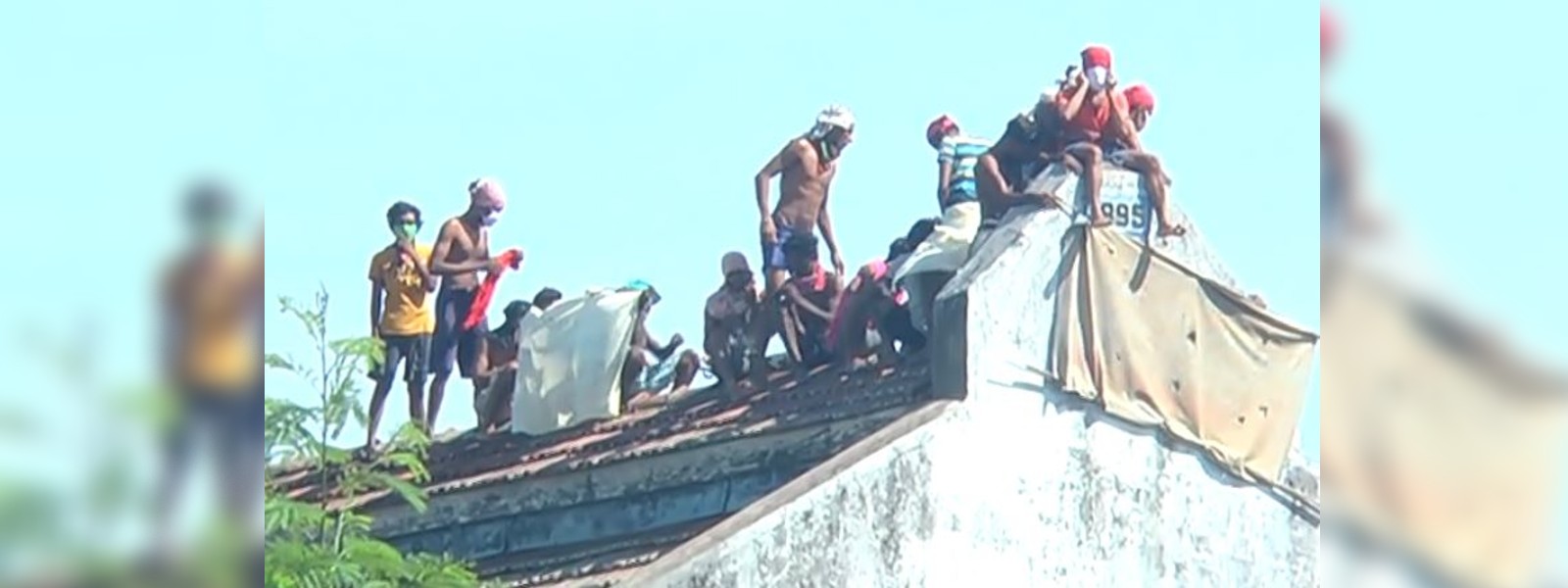 වැලිකඩ රැඳවියන් පිරිසක් වහල මත නැග විරෝධතාවක 