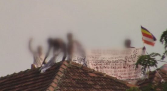 වැලිකඩ රැඳවියන් පිරිසක් අදත් වහලය උඩට....