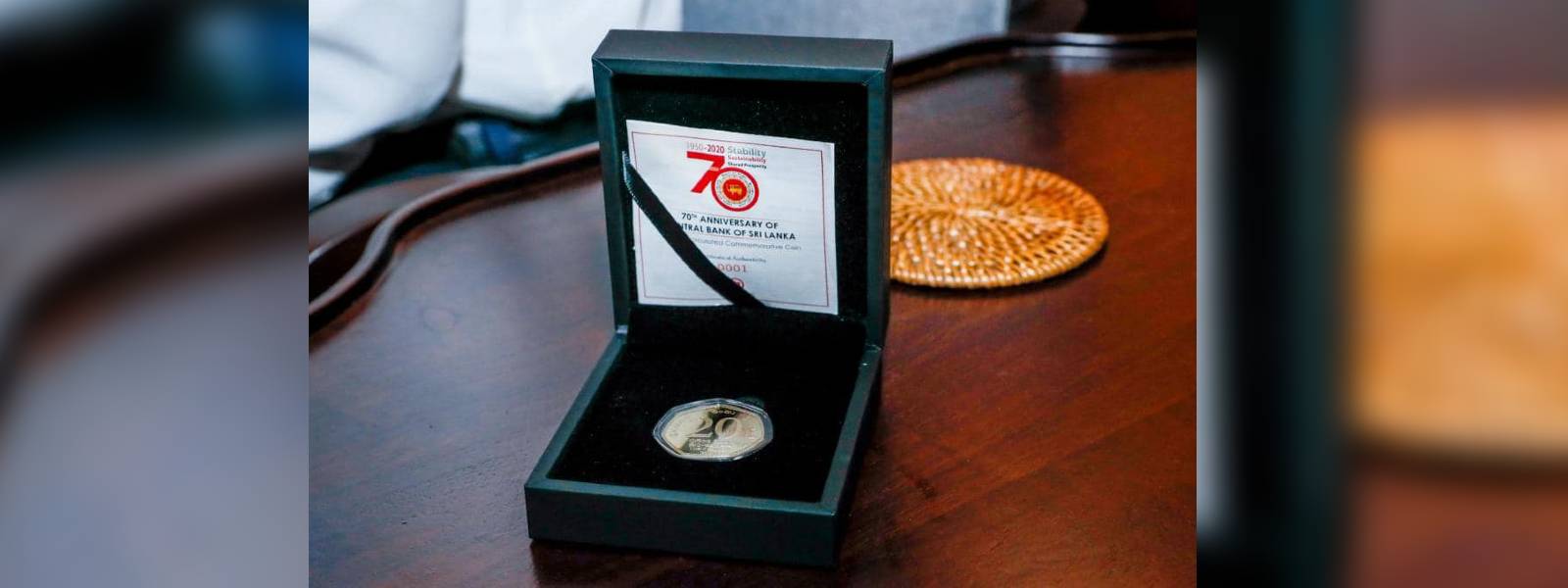 රුපියල් 20 නව සමරු කාසියක් ජනපතිට පිරිනමයි 