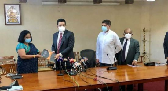 මහර බන්ධනාගාර සිද්ධියේ කමිටු වාර්තාව අධිකරණ ඇමතිට 
