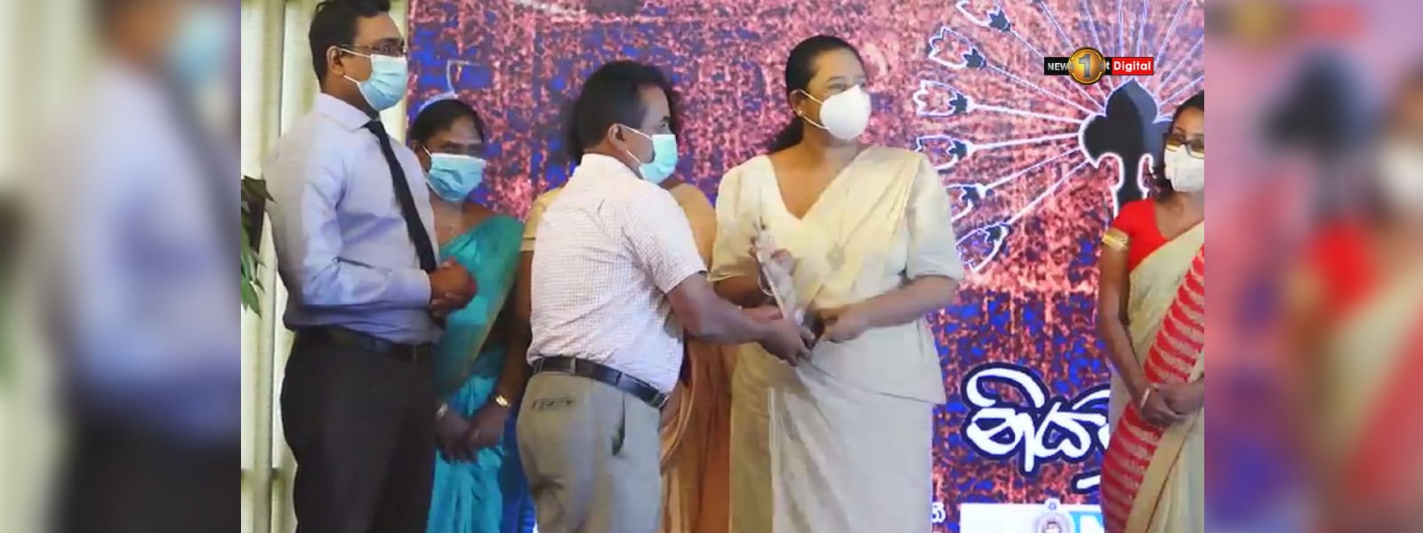 'මතින් තොර දේශයක්' සම්මාන උළෙලේදී සිරසට සම්මානයක්