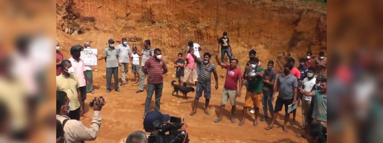 මීරිගම පස් කැපීමකට එරෙහිව ජනතාව පාරට බසී.. 