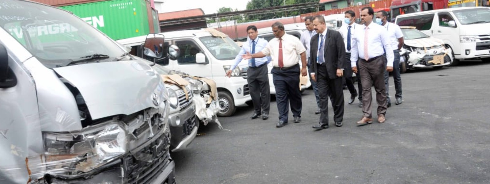 හොර පාරෙන් ගෙනා වාහන 12 ක් රේගු භාරයට 