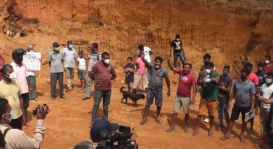 මීරිගම පස් කැපීමකට එරෙහිව ජනතාව පාරට බසී.. 