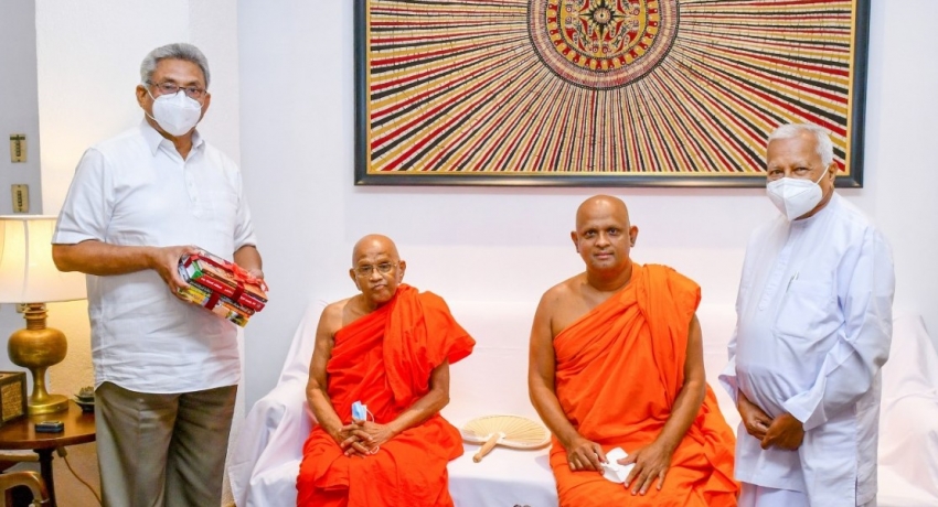 ‘හෙළ වෙදකමේ යටගියාව’ කෘතිය ජනපතිට පිළිගන්වයි