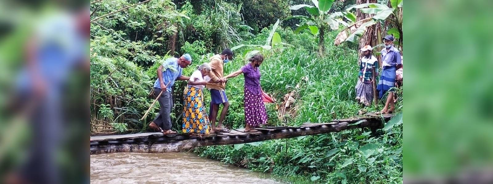 තුනී ලෑලි පාලමට සමු දෙන්න ගම්මැද්ද වැඩ අල්ලයි 