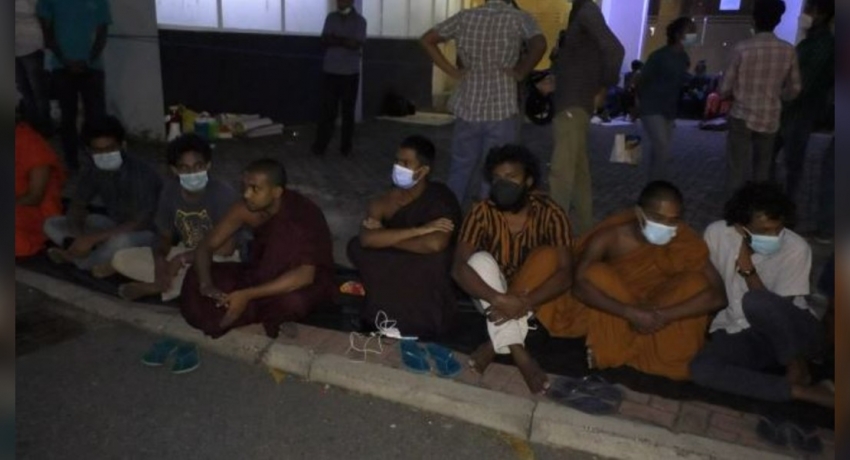 අරලියගහ මැදුර ඉදිරිපිට රැය පහන් කළ විරෝධතාකරුවන්..
