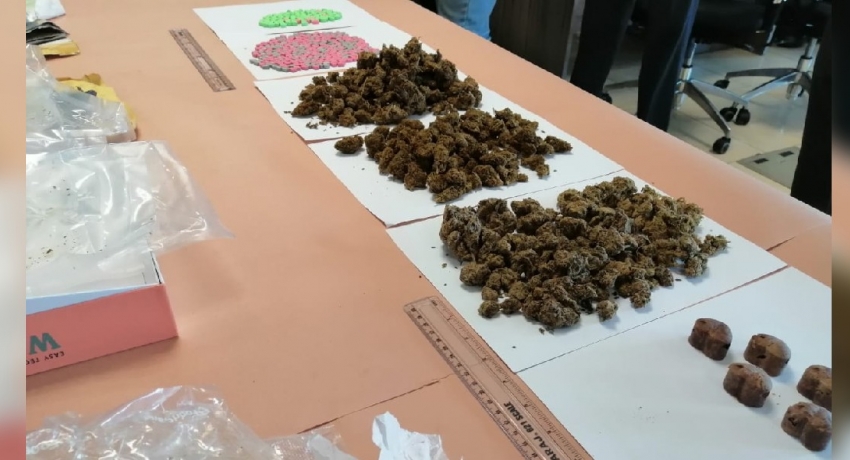 කුෂ් මත්ද්රව්ය හා මත්පෙති තොගයක් කොළඹ තැපැල් කාර්යාලයේදී රේගු භාරයට..