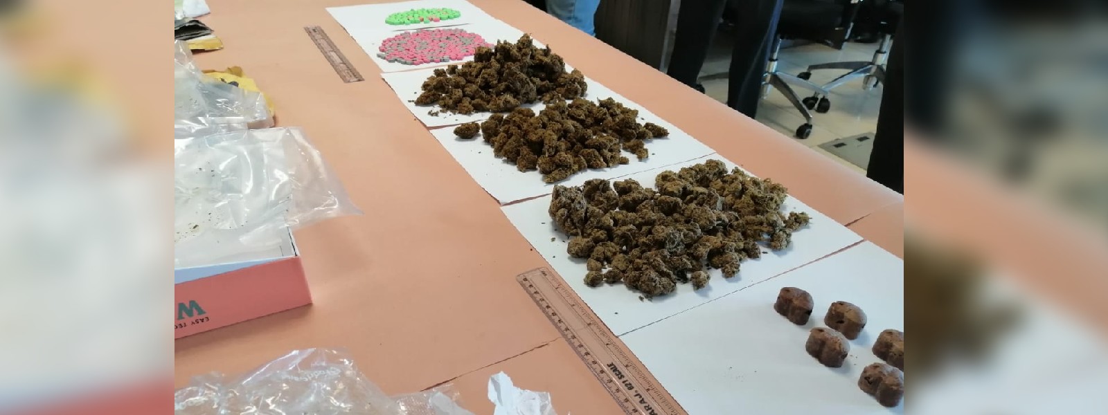 කුෂ් මත්ද්‍රව්‍ය හා මත්පෙති තොගයක් රේගු භාරයට.. 