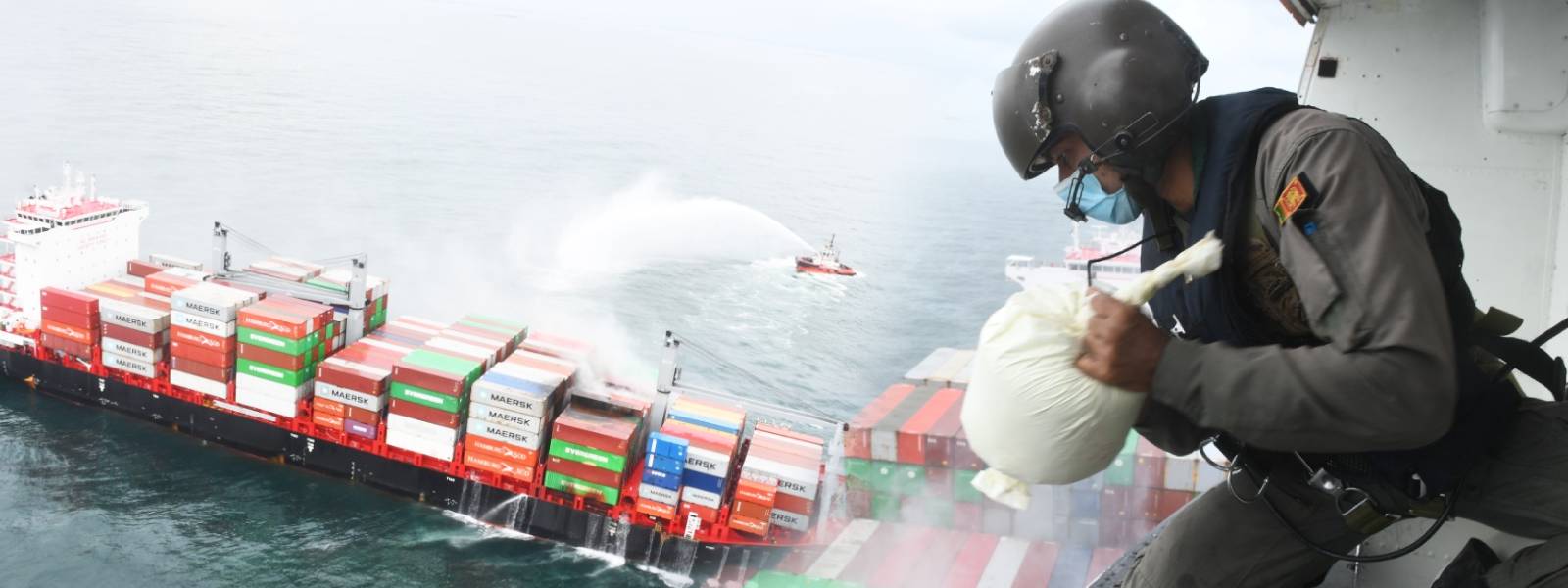 නැවේ ගින්න නිවන මෙහෙයුමට එක්වූ ගුවන් හමුදාව.... 