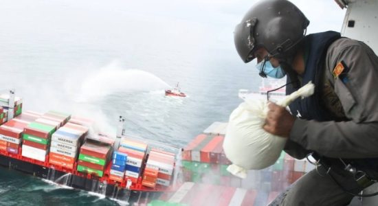 නැවේ ගින්න නිවන මෙහෙයුමට එක්වූ ගුවන් හමුදාව.... 
