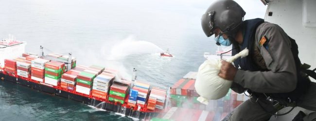 නැවේ ගින්න නිවන මෙහෙයුමට එක්වූ ගුවන් හමුදාව.... 
