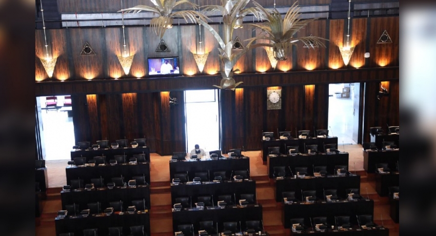 පාර්ලිමේන්තු සභා ගර්භයේ දොරටු විවෘත කර තබමින් විවාදය පවත්වයි