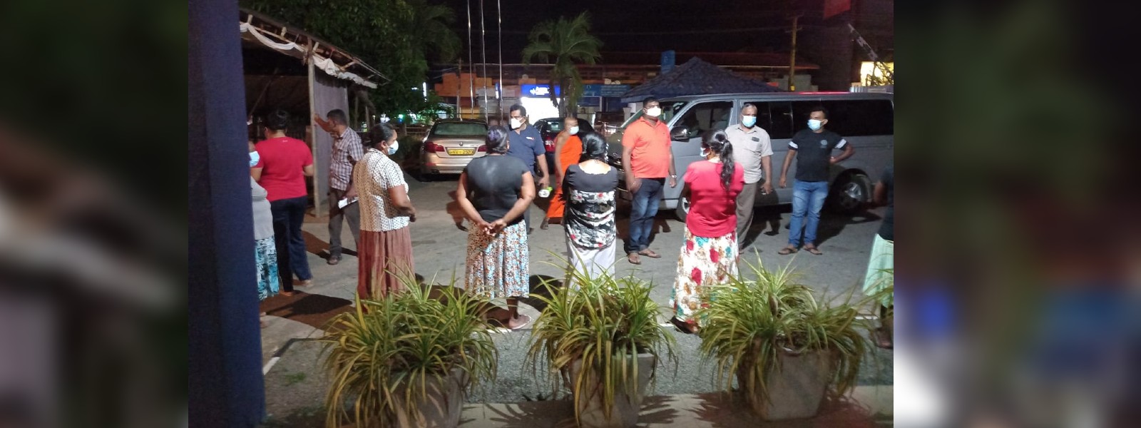 පානදුරේදී කාන්තා බූරු පිටියක් වටලයි..