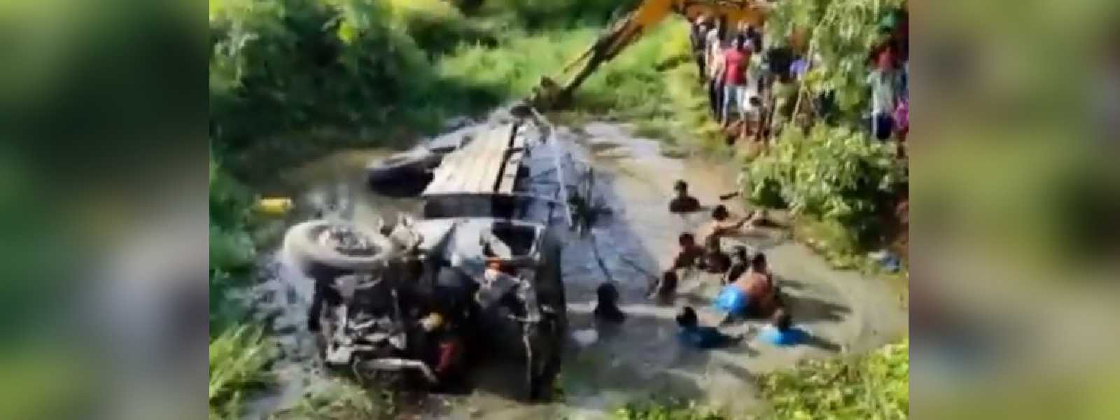 ට්‍රක් රථයක් පෙරළී හමුදාවේ දෙදෙනෙක් මරුට