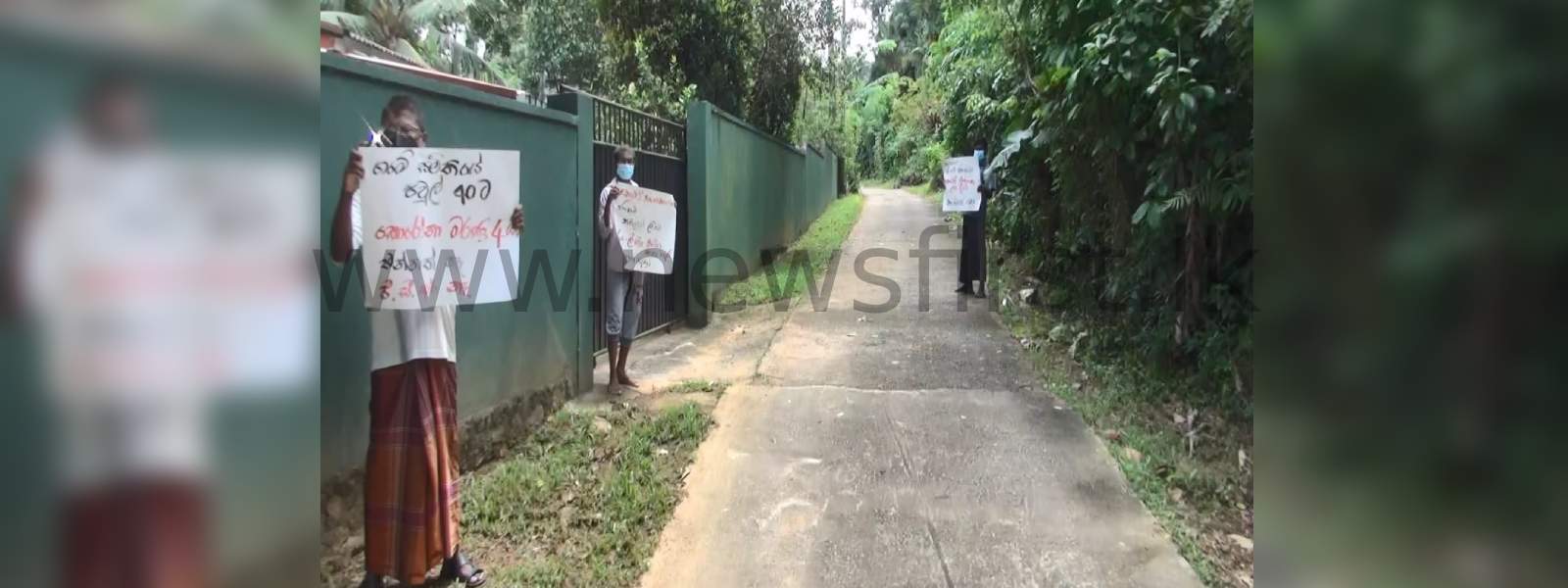 PCR සහ එන්නත් ඉල්ලා පිරිසක් නිහඬ විරෝධතාවක 