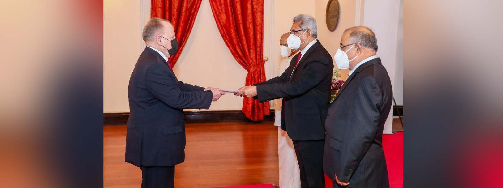 තානාපතිවරයෙක්,මහ කොමසාරිස්වරයෙක් අක්තපත්‍ර දෙයි