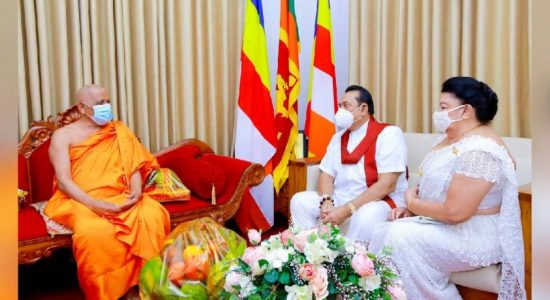 අගමැති දළඳා සමිඳුන් වැඳ පුදා ගනී