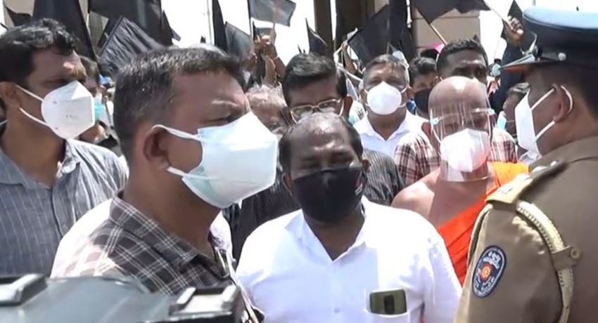 පෙළපාළියෙන් ආ ගුරු – විදුහල්පති විරෝධය විසඳුමකින් තොරව අවසන්