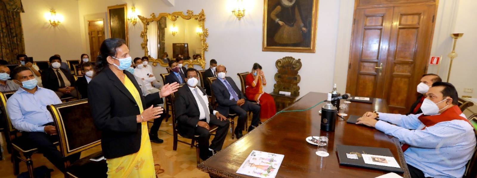ඉතාලියේ සිටින ලාංකිකයින් සහ අගමැති අතර සුහද හමුවක්