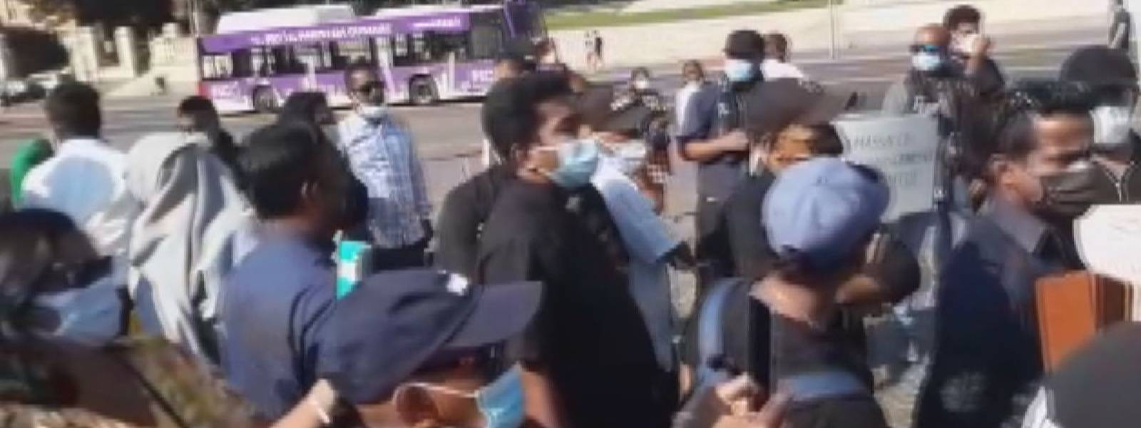 ඉතාලියේ සිටින ලාංකිකයින් ස්ථාන කිහිපයකදී විරෝධතාවල