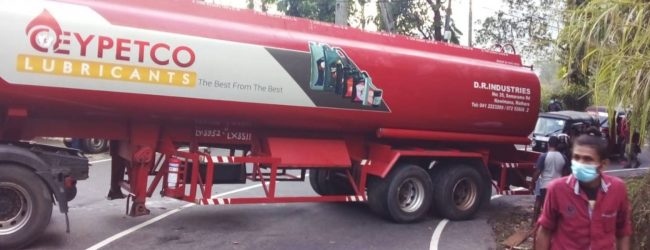 හැටන් - කොළඹ මාර්ගය ගිනිගත්හේනෙන් අවහිර වෙයි