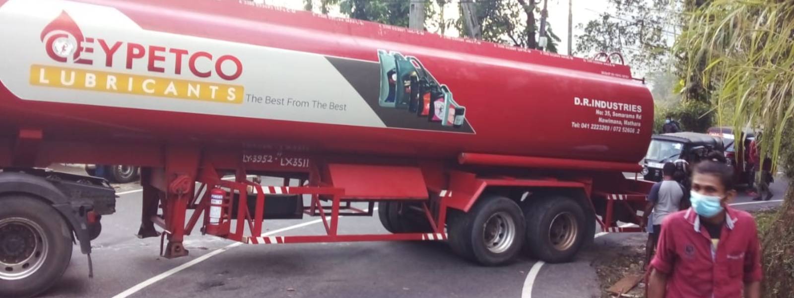 හැටන් - කොළඹ මාර්ගය ගිනිගත්හේනෙන් අවහිර වෙයි