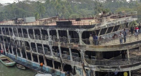 බංග්ලාදේශයේ නෞකාවක ගින්නකින් 32 කු මියයයි 
