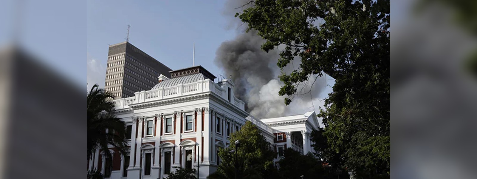 දකුණු අප්‍රිකා පාර්ලිමේන්තු ගොඩනැගිල්ලේ ගින්නක්