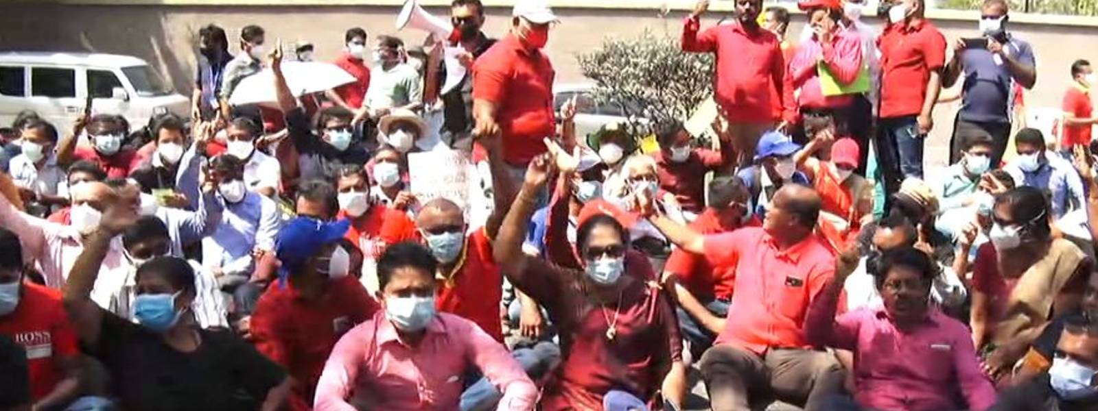 වර්ජනයේ නිරත සෞඛ්‍ය සේවකයින් කොළඹදී විරෝධතාවක..