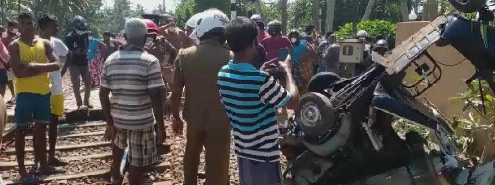 රත්ගමදී ත්‍රිරෝද රථයක් දුම්රියේ ගැටී තිදෙනෙක් මරුට