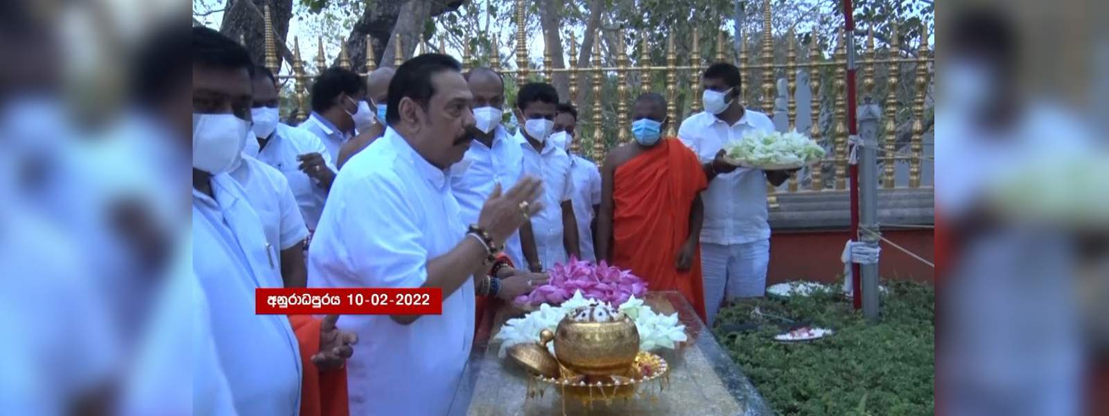 අගමැති ශ්‍රී මහ බෝ සමිඳුන් වැද පුදා ගනී.. 