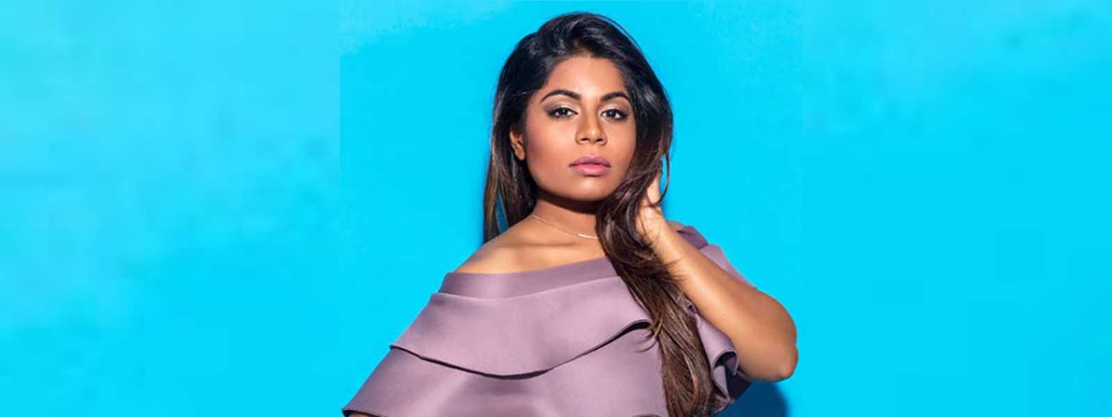 ලංකාවේ ජනප්‍රියතම කාන්තාව උමාරියා සිංහවංශ 