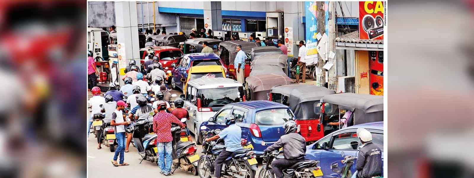 Ceypetco ඉන්ධන පෝලිම් දිගුවෙයි..