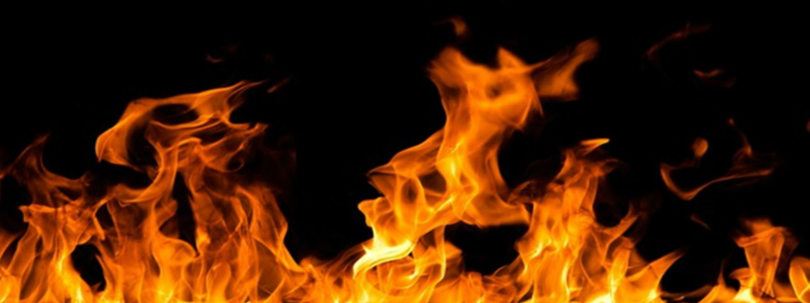 වැලිමඩ නිවසක ගින්නකින් තිදෙනෙකුට තුවාල