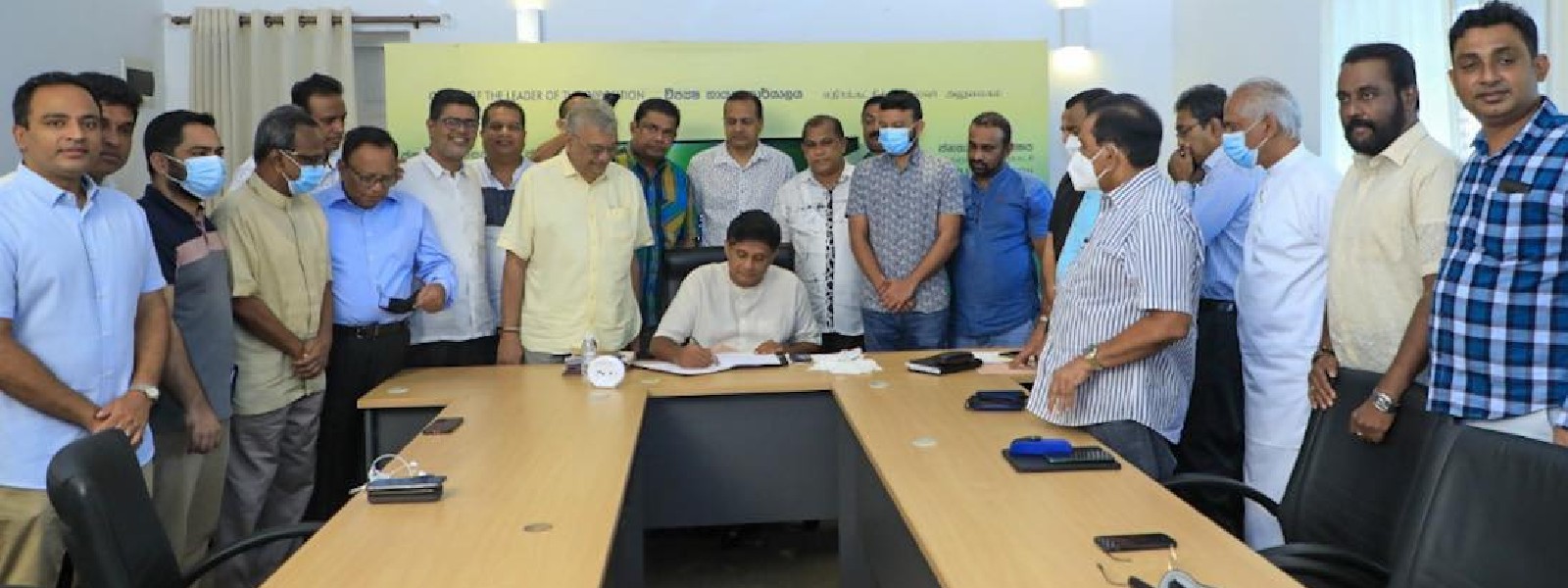 විශ්වාසභංග යෝජනාවට විපක්ෂය අත්සන් තබයි