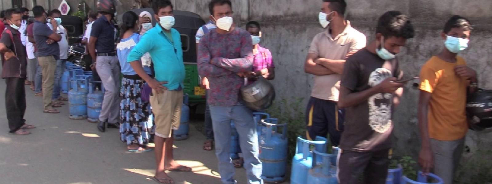 ගෑස් මිලදී ගැනීම සඳහා අද(11)ත් දිගු පෝලිම් 