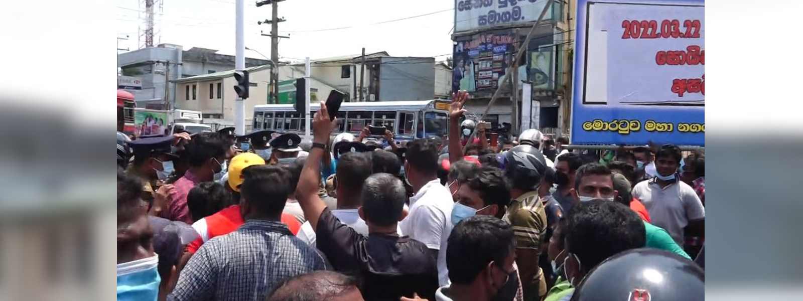 මොරටුවේ විරෝධතාකරුවන් මාර්ගයේ ඉඩ දෙයි..