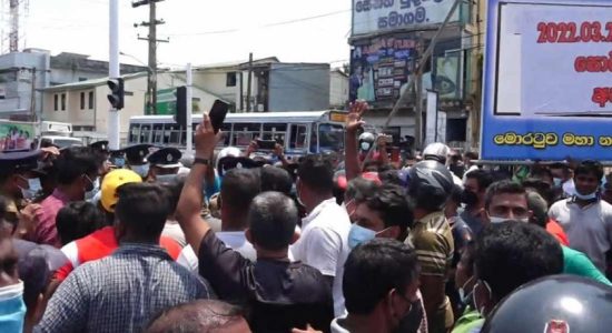 මොරටුවේ විරෝධතාකරුවන් මාර්ගයේ ඉඩ දෙයි..