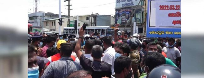 මොරටුවේ විරෝධතාකරුවන් මාර්ගයේ ඉඩ දෙයි..