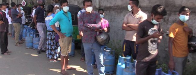 ගෑස් මිලදී ගැනීම සඳහා අද(11)ත් දිගු පෝලිම් 