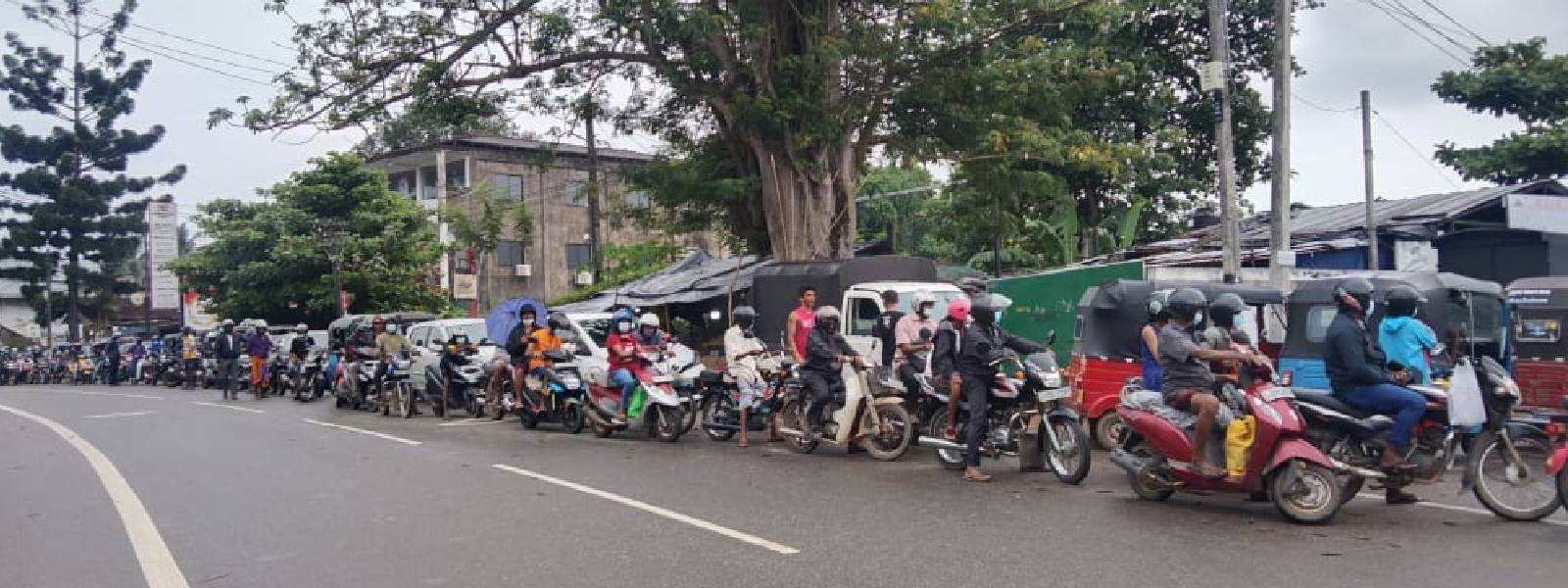 පරණ අවුරුද්දෙත් ජනතාව මහ පාරේ පෝලිම්වල