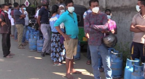 ගෑස් මිලදී ගැනීම සඳහා අද(11)ත් දිගු පෝලිම් 